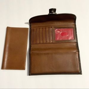 Dooney & Bourke Bags - Dooney & Burke Leather Wallet Dooney & Bourke Bags - Dooney & Burke Leather Wallet